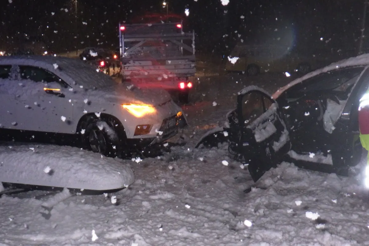 Erstfeld UR - Verkehrsunfall auf schneebedeckter Strasse – eine Person verletzt