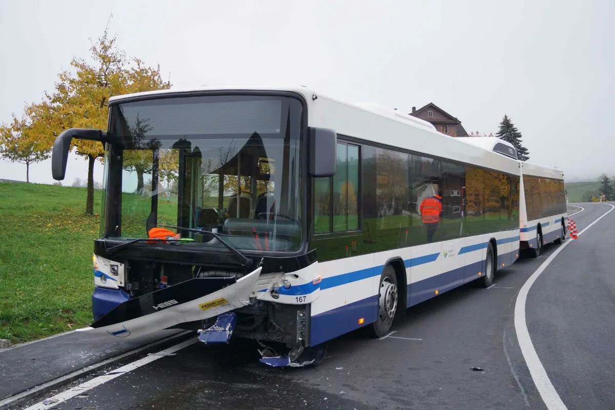 Baar ZG - Frontalkollision zwischen Auto und Linienbus