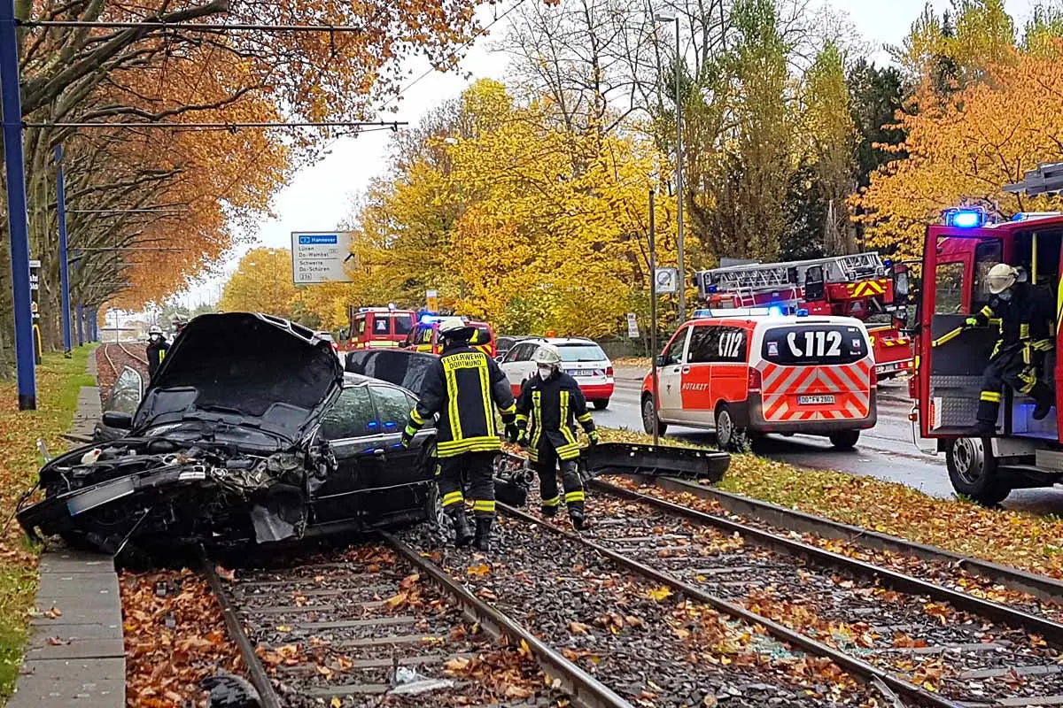 Nasse Fahrbahn in Dortmund - Auto kracht gegen Baum