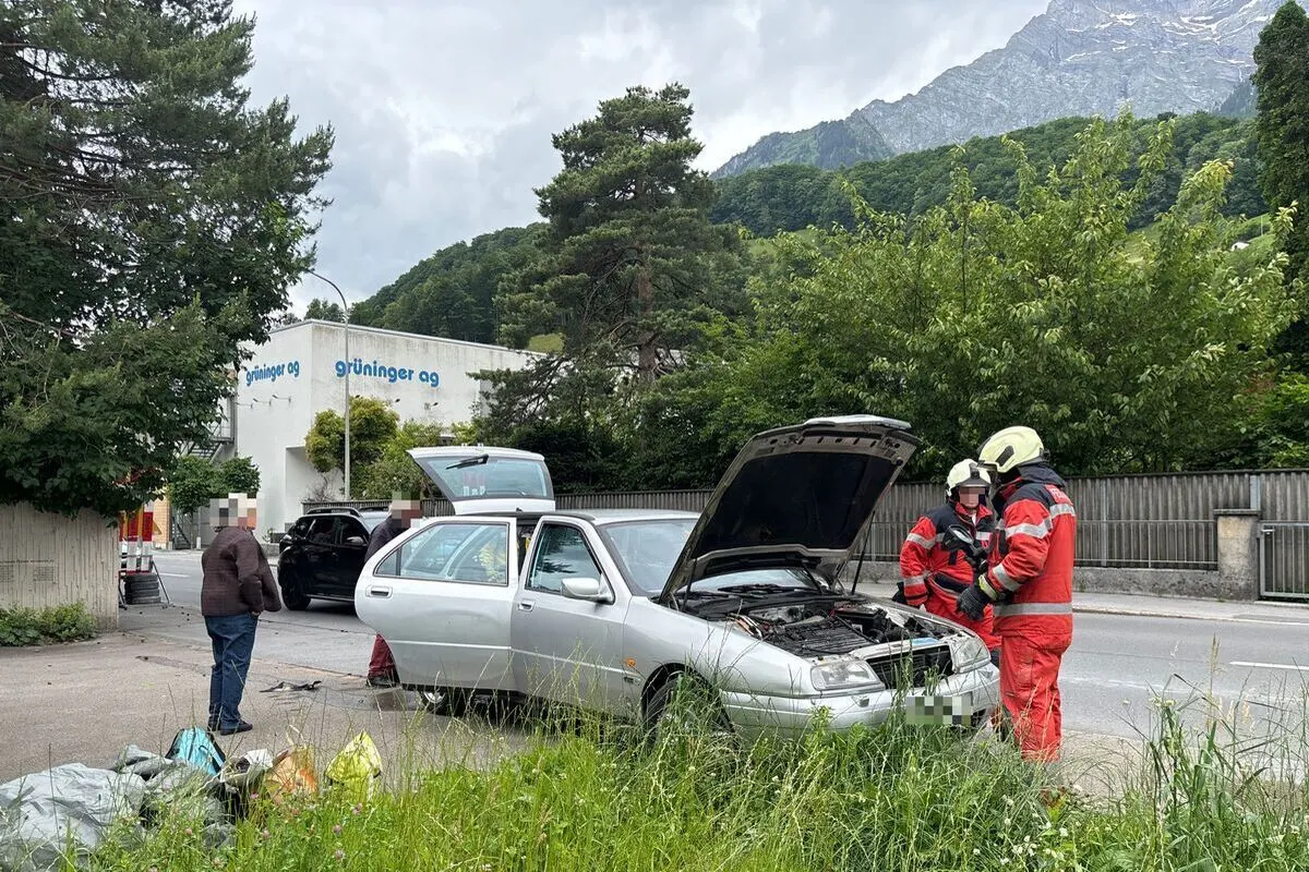 Mitlödi GL – Auto fängt während der Fahrt Feuer