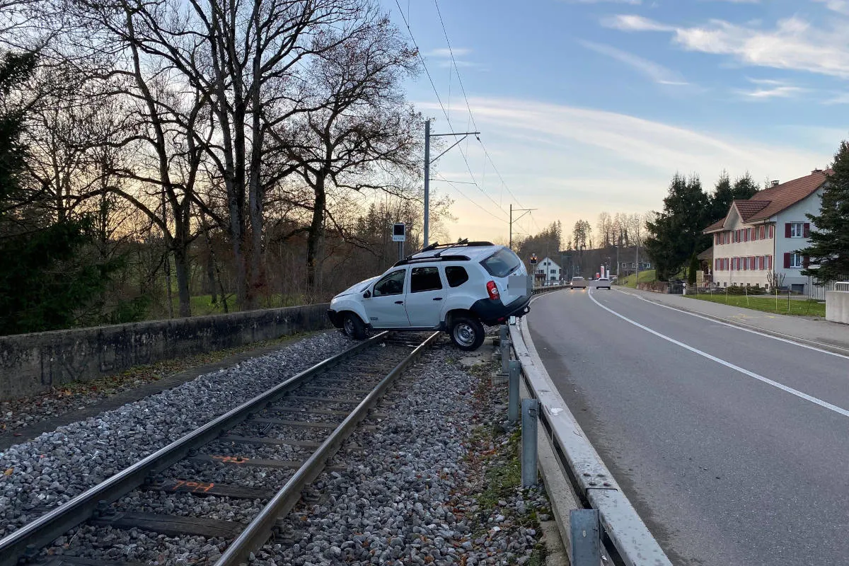 Wängi TG – Durch Hustenanfall mit Auto in Geleise gelandet
