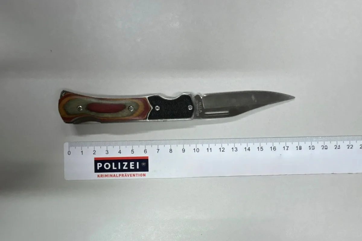 Ein Taschenmesser liegt neben einem auf 25 cm skalierten Lineal mit dem Aufdruck 'POLIZEI Kriminalprävention'.