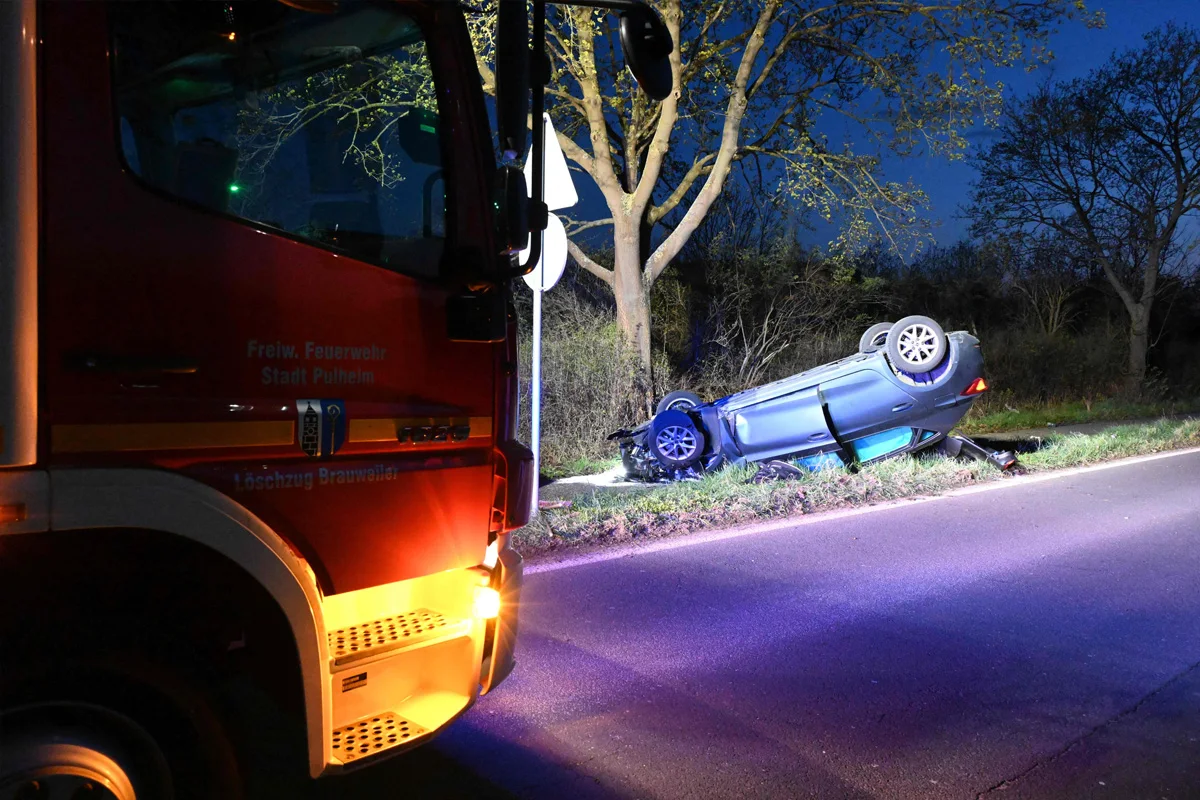 Pulheim – Autofahrerin bei Unfall gegen Baum schwer verletzt