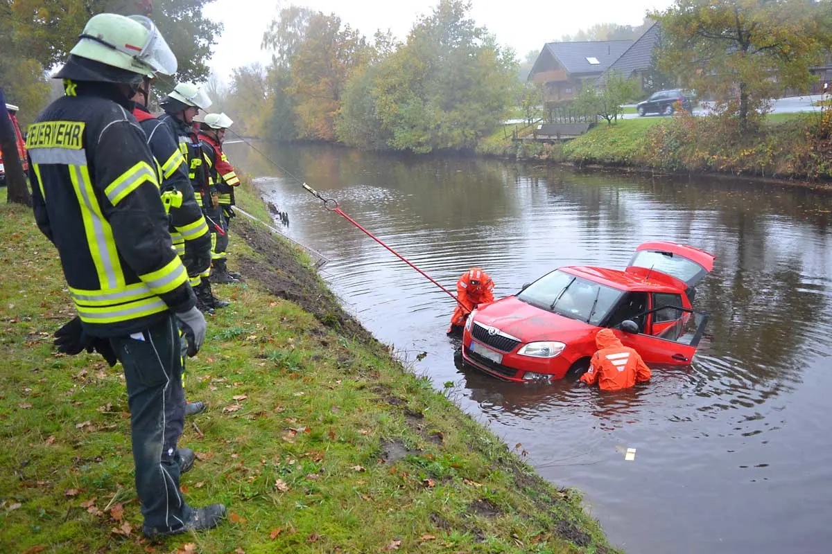 Glück im Unglück in Wiesmoor - Auto versank im Kanal