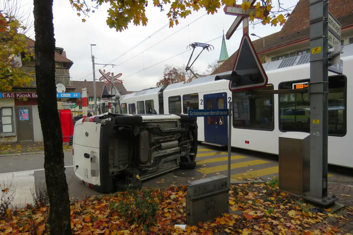 Oberentfelden AG - Beim Abbiegen mit Zug kollidiert