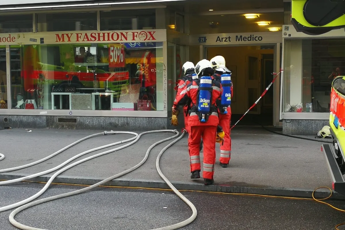 Stadt Zürich - Grosseinsatz der Feuerwehr an der Langstrasse