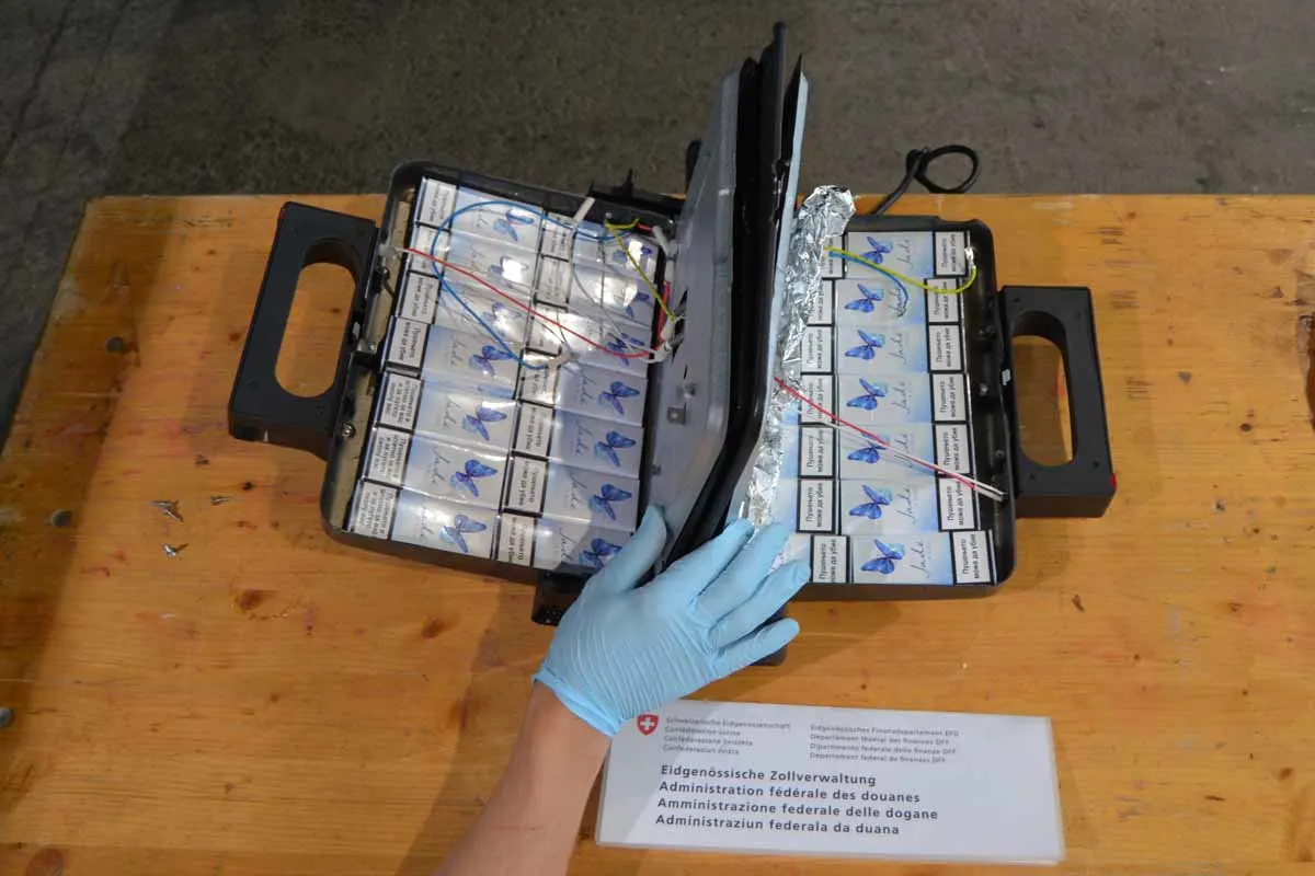 Lienz SG - Zigaretten in Waffeleisen und Autobatterie versteckt