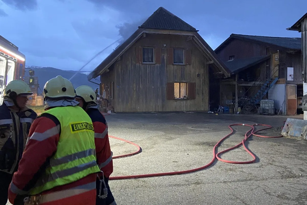 Brislach BL - Brand im Dachstock erfordert Feuerwehreinsatz – keine Personen verletzt