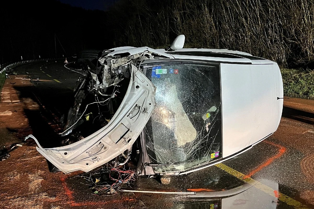 Schwerer Unfall in Laufen BL - Fünf Personen nach Frontalkollision verletzt - Strasse mehrere Stunden gesperrt