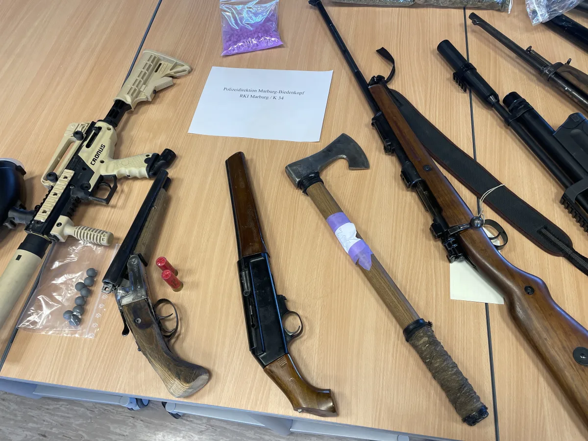 Marburg-Biedenkopf: Drogen und mehrere Schusswaffen sichergestellt – Haftbefehle gegen Ehepaar erlassen
