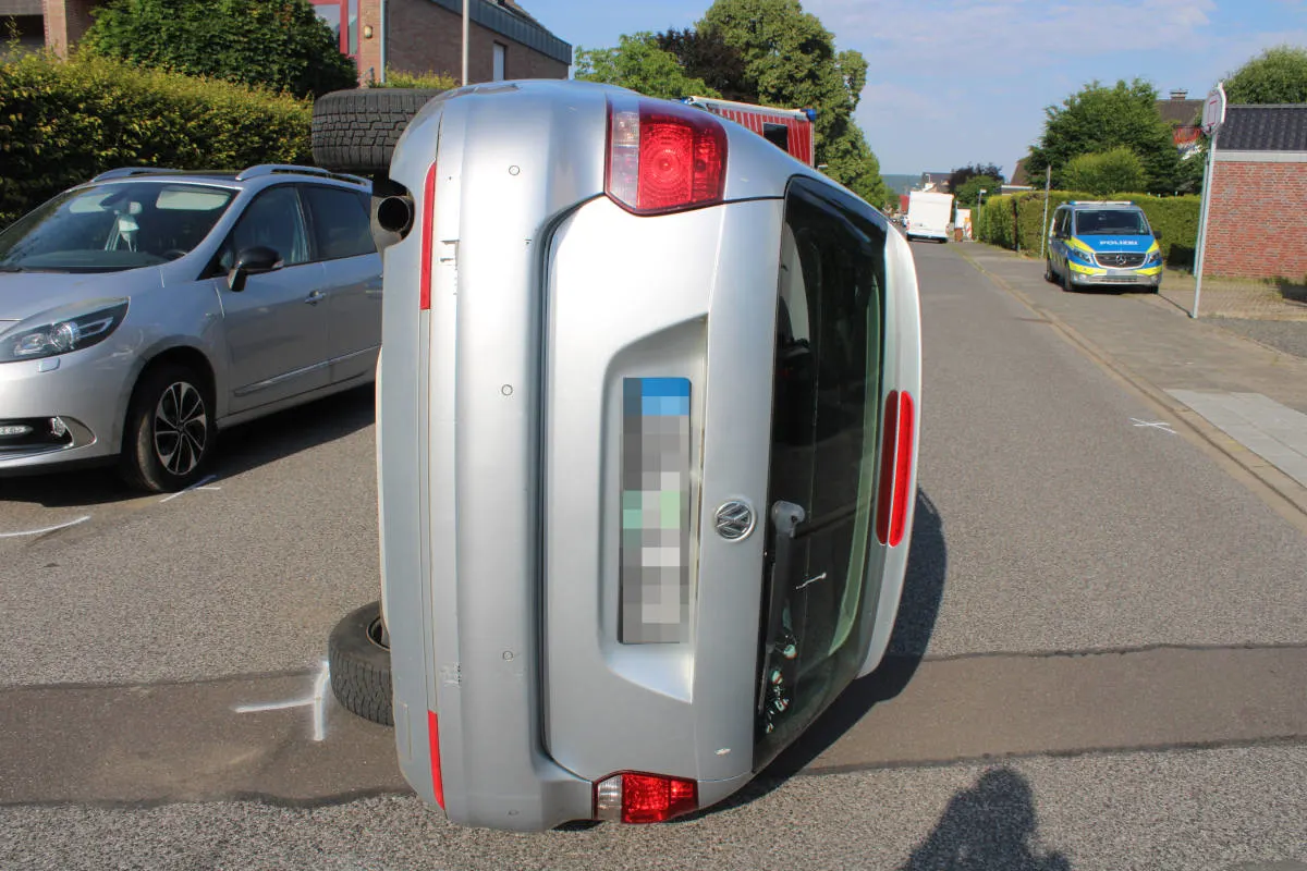 Jülich – 20-Jähriger kippt mit Auto auf die Seite