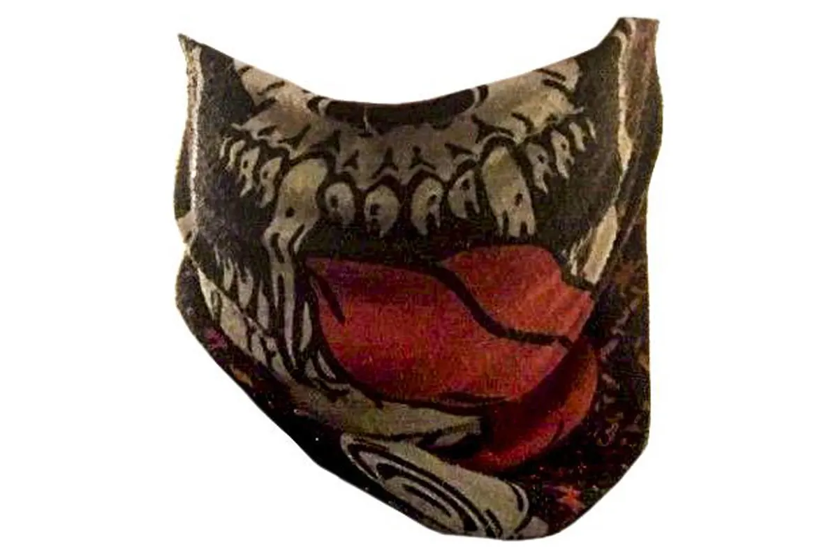 Ein Bandana mit einem Totenkopf-Muster und roten Details. Es ist frontal im Bild sichtbar.