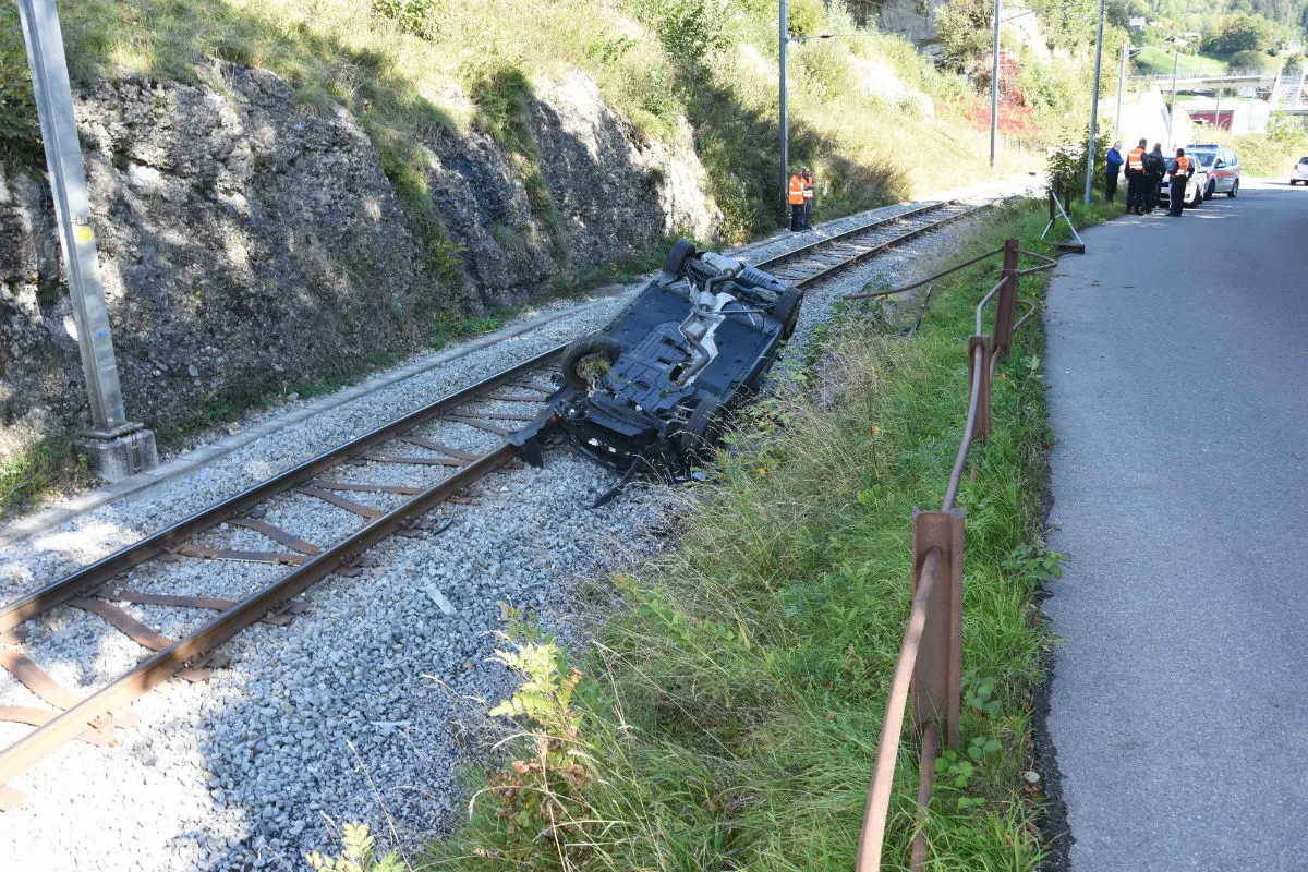 Krummenau SG - Auto landet auf Bahngleisen