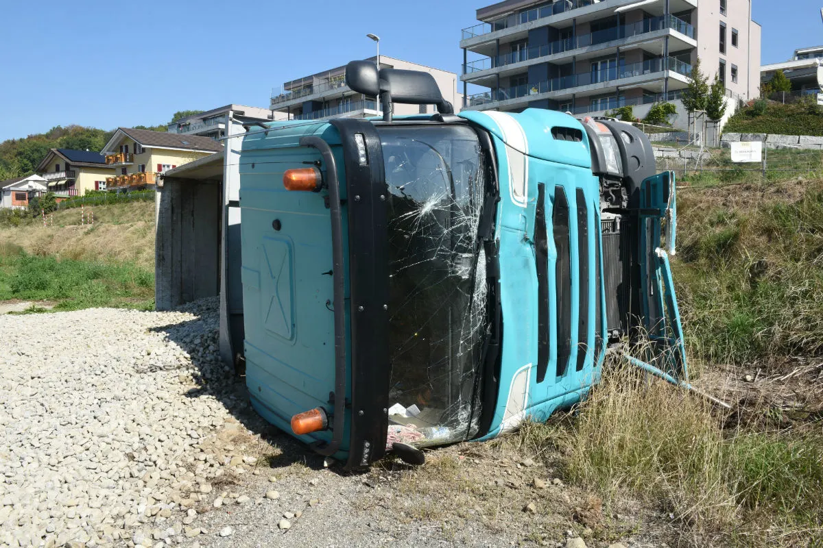 Geuensee LU - Lastwagen beim Abschleppen gekippt