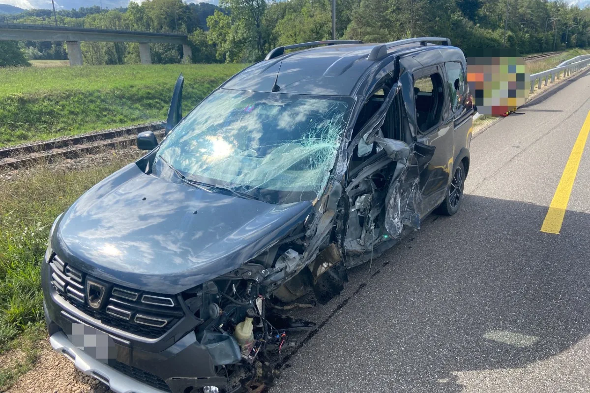 Kaisten AG - Auto gerät auf Gegenfahrbahn und kollidiert frontal mit Lastwagen