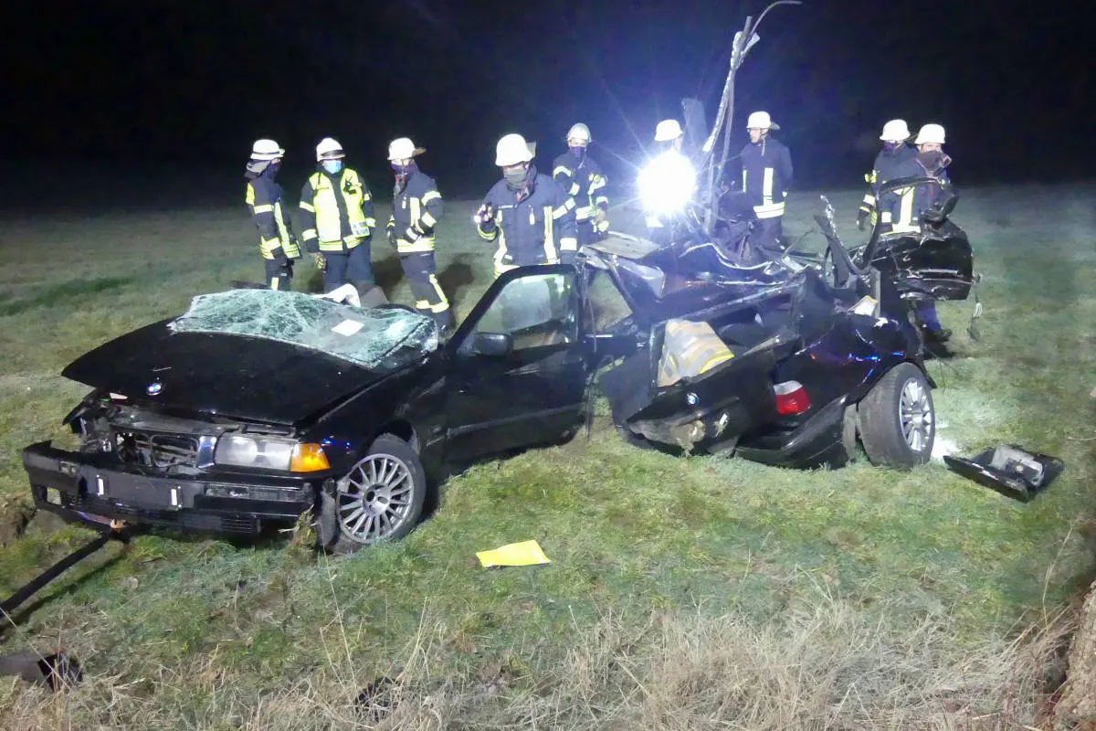 Schwerer Unfall in Wipperfürth – Auto bei Kollision mit Baum in zwei Teile zerrissen