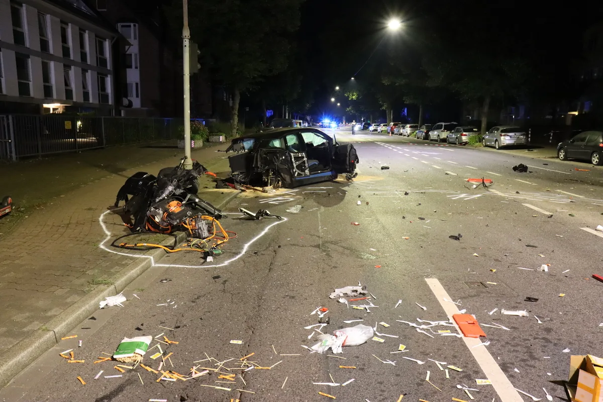 Vennhausen NW - Verkehrsunfall hinterlässt ein großes Trümmerfeld