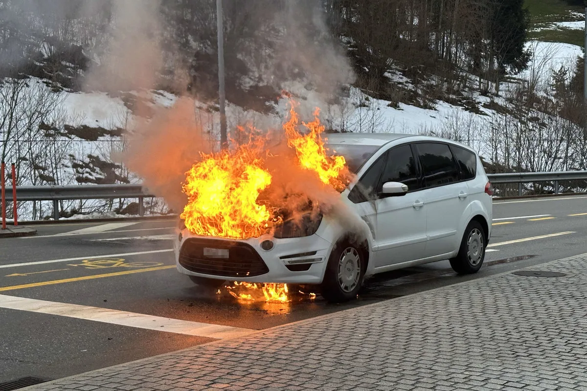 Einsiedeln SZ – Auto geht an Ampel in Flammen auf