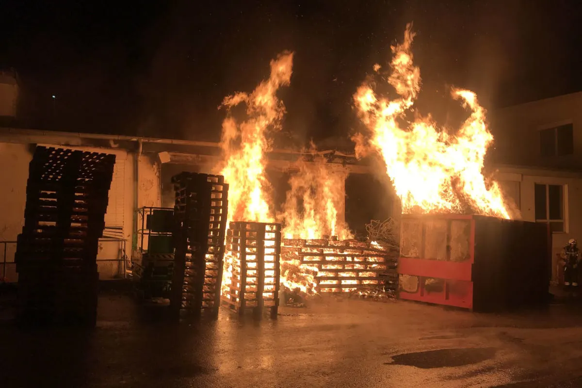Münchenstein BL - Holzcontainer angezündet
