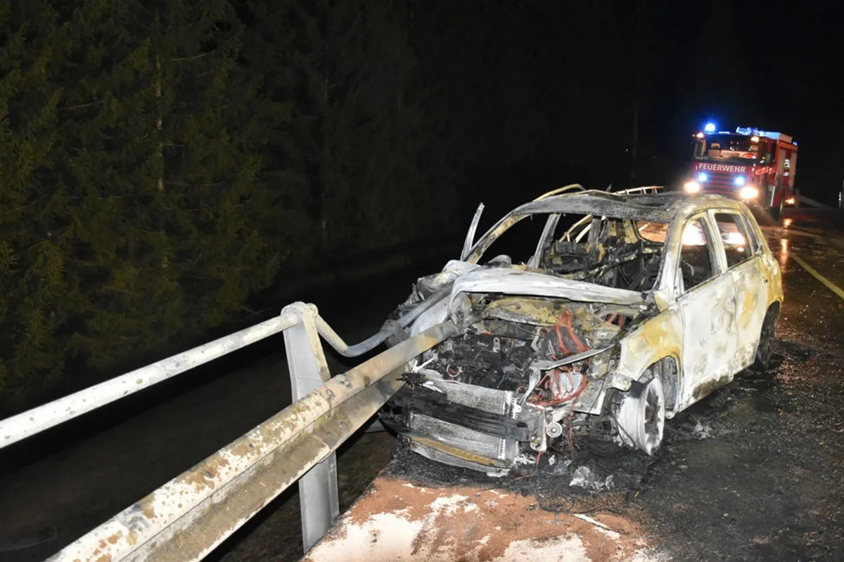 Lantsch/Lenz GR - 19-jähriger Autolenker nach Verkehrsunfall verstorben