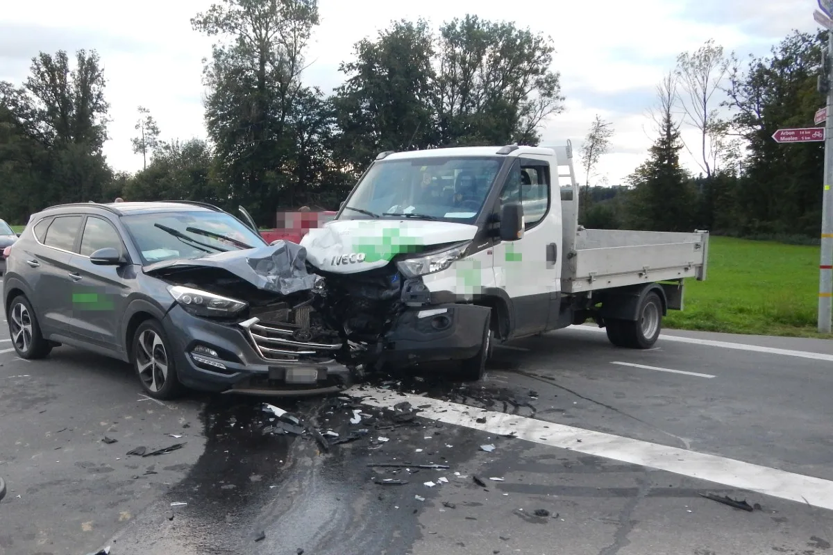Sitterdorf TG - Beim Abbiegen kollidiert - zwei Personen verletzt