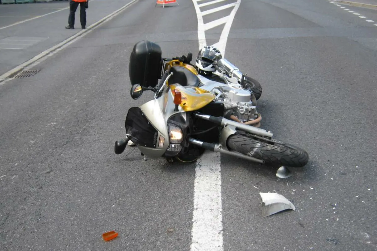 Netstal GL - Motorradfahrer prallt in Lieferwagen