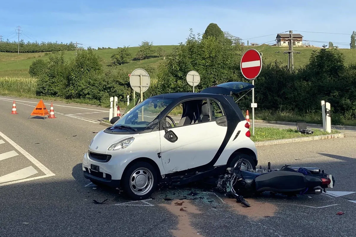 Schwerer Unfall in Diegten BL – Kollision zwischen Personenwagen und Motorrad