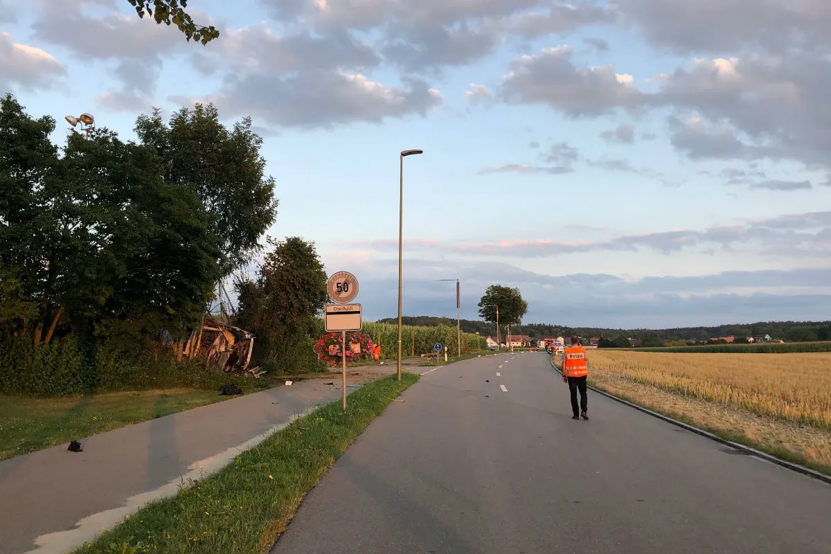 Niederhasli ZH - Zwei junge Männer bei Verkehrsunfall verletzt 