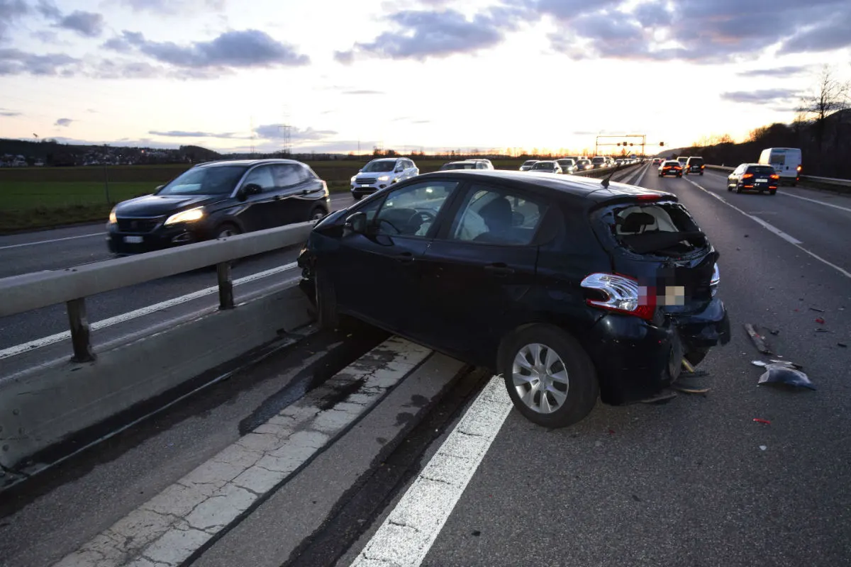 A1 Oberbuchsiten SO - Auffahrunfall wegen tief stehender Sonne