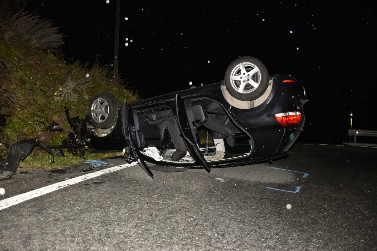 Tschlin GR - Autofahrerin prallt frontal in Felswand