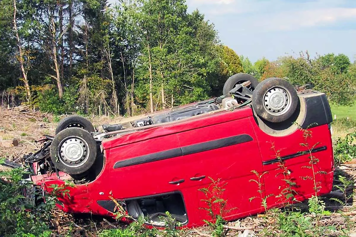 Windeck - 19-Jähriger nickt am Steuer ein und überschlägt sich mit Lieferwagen