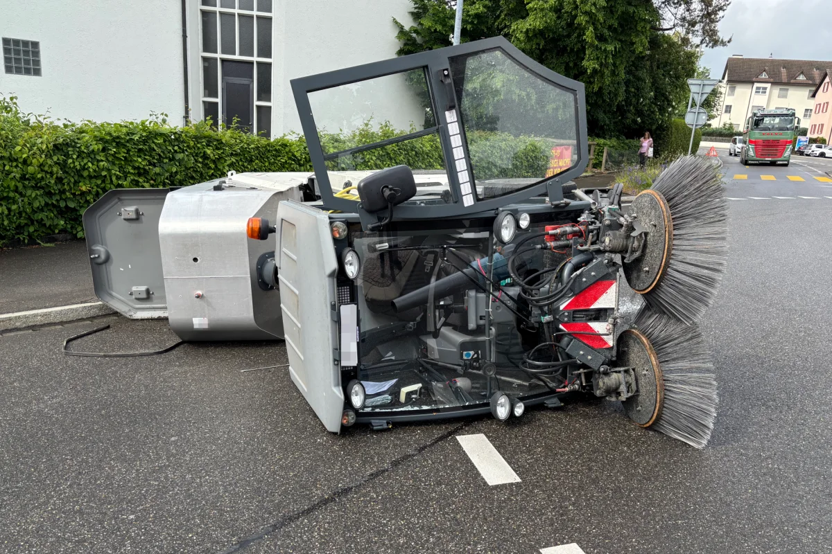 Schaffhausen – Reinigungsfahrzeug bei Unfall umgekippt