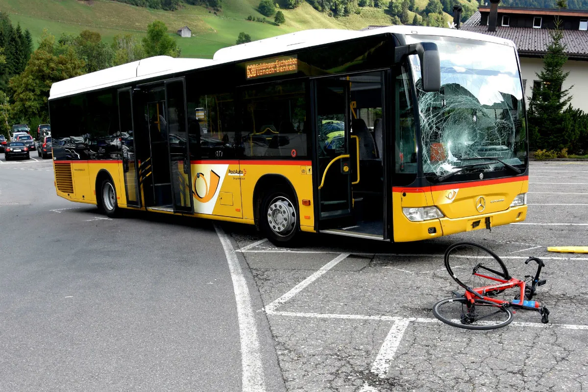 Rüterswil SG - Frontalkollision zwischen Postauto und Velo