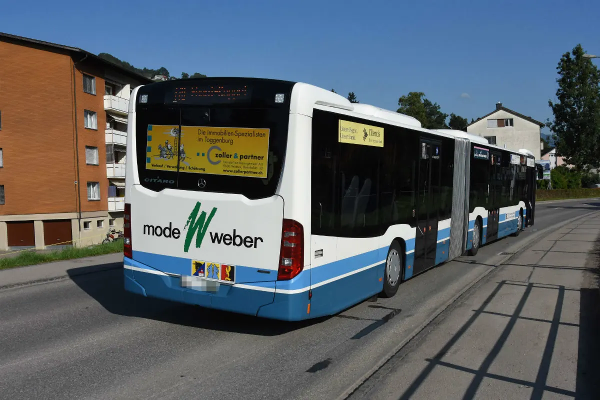 Ebnat-Kappel SG - Auto kollidiert mit Bus