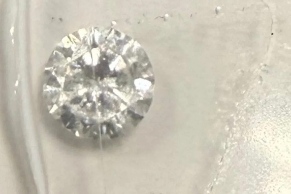 Frankfurt am Main – Zoll stellt Diamant am Flughafen sicher