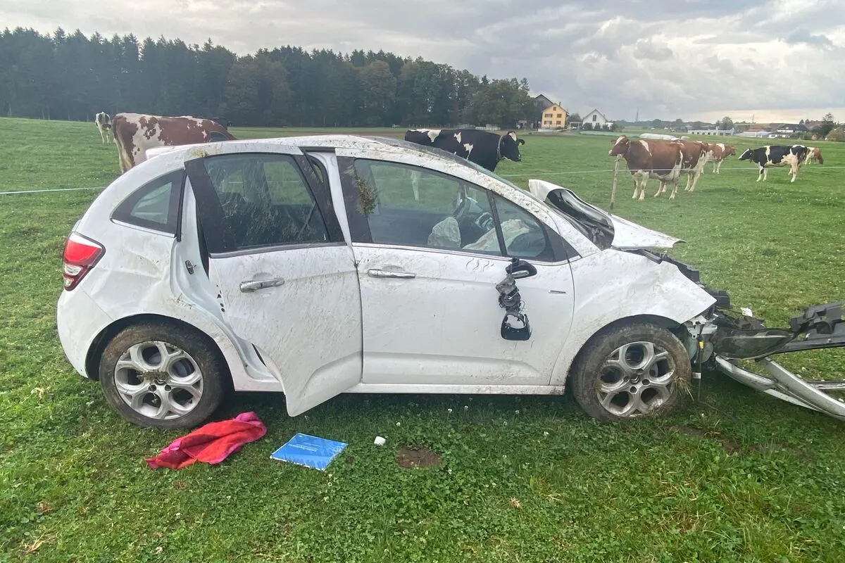 Subingen SO - Auto überschlägt sich bei Unfall
