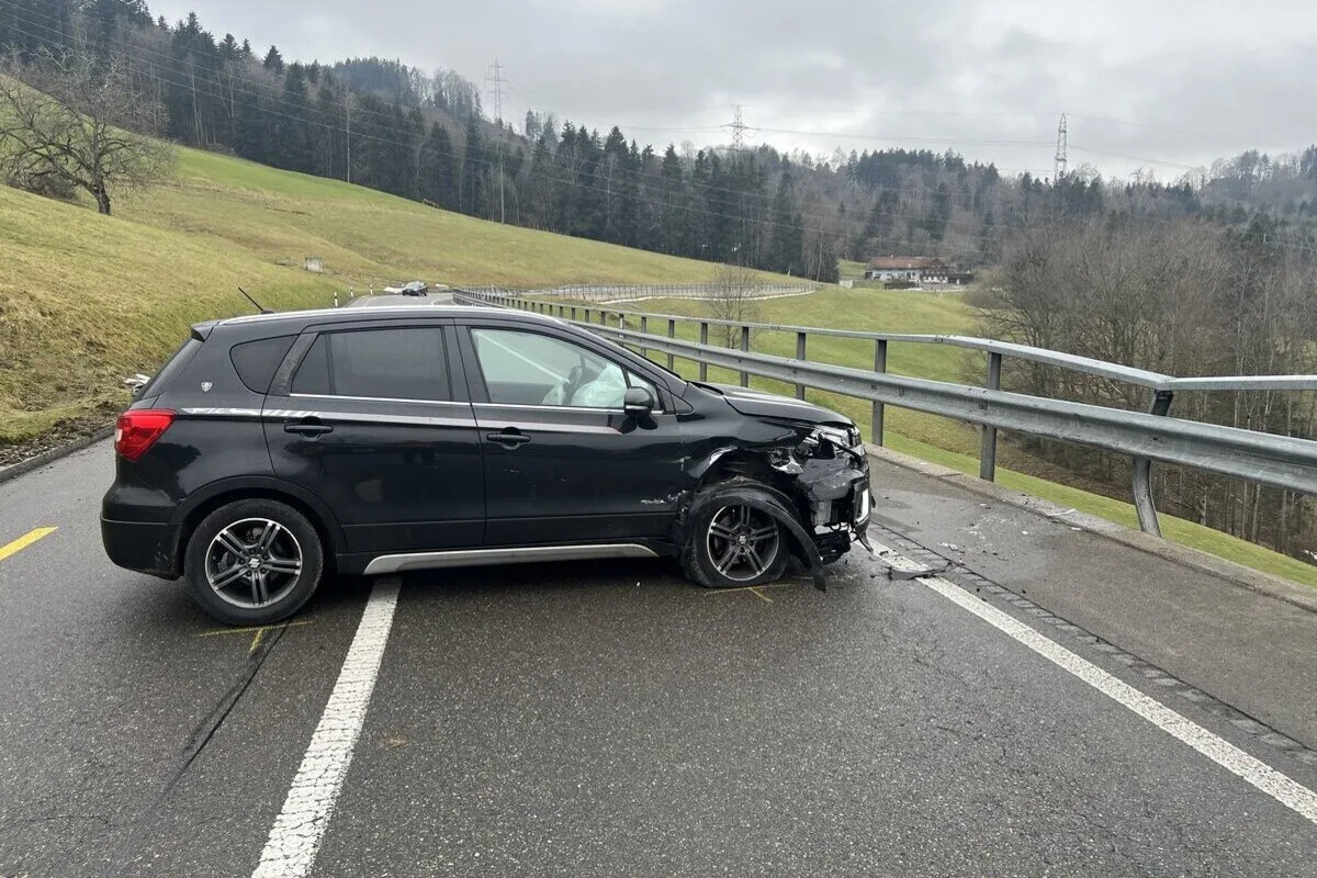 St.Gallen – Lenkerin verursacht abgelenkt einen Verkehrsunfall