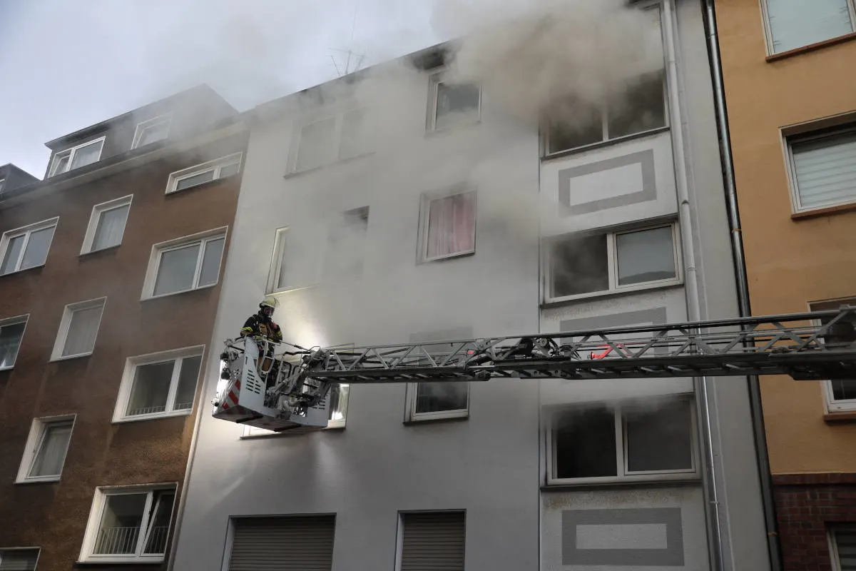 Essen-Nordviertel – Kellerbrand in einem Mehrfamilienhaus – Mehrere Personen über Drehleitern gerettet