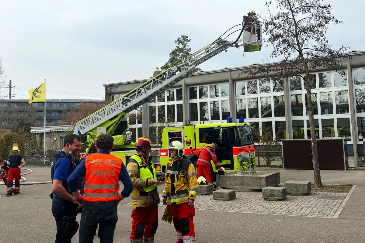 Winterthur ZH - Turnhallendach gerät in Brand