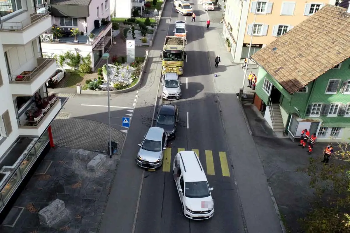 Mehrere Verletzte bei Unfall in Stans NW - Lastwagen fährt in stehende Kolonne vor Bahnübergang