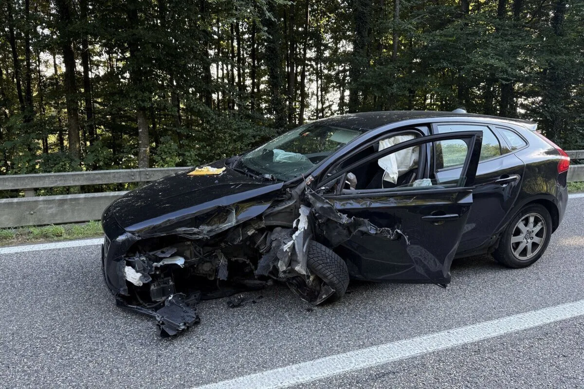 Tegerfelden AG – Auto prallt bei Unfall in Linienbus