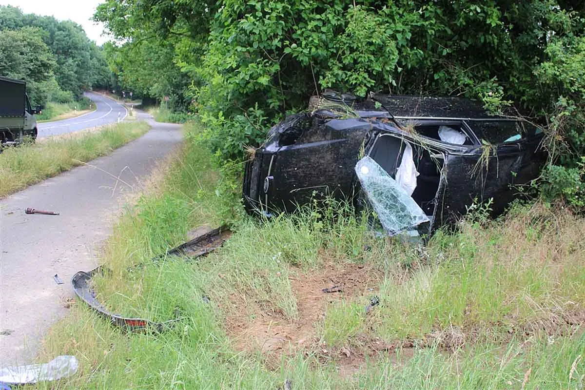 Linnich - Junger Fahrer überschlägt sich mehrfach nach Sekundenschlaf