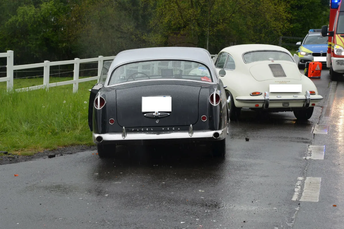 Kollision bei Oldtimer-Rallye - Mercedes SL Fahrzeug fährt nach Unfall in Weidezaun