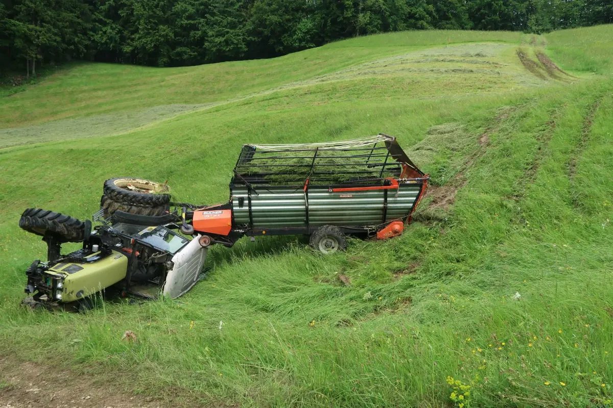 Bennwil BL - Traktor überschlägt sich