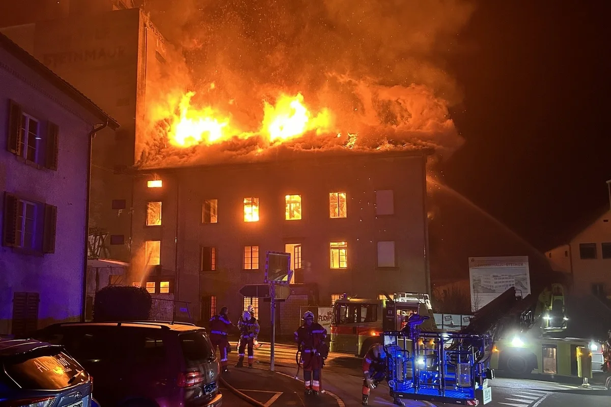 Steinmaur ZH - Enormer Sachschaden nach Brand - Burgweg für mehrere Stunden gesperrt