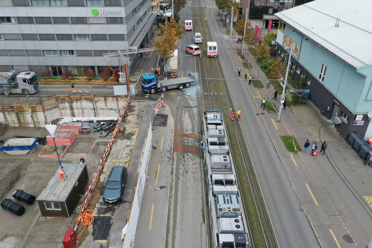 Drama in Zürich – Mehrere Verletzte nach Kollision zwischen Lastwagen und Tram im Kreis 9 – Zeugenaufruf