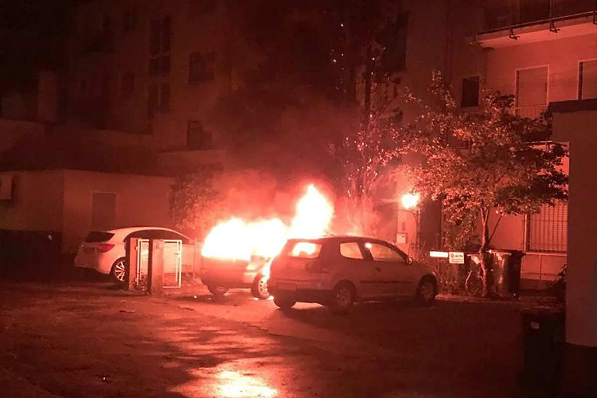 Brand in Zweibrücken - Pkw in Hinterhof der Fußgängerzone abgebrannt - zwei weitere Pkw beschädigt