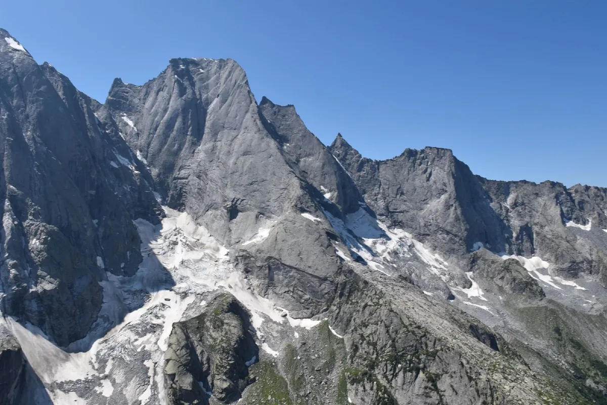 Schwerer Bergunfall in Bondo GR -  Zwei Alpinisten am Piz Badile abgestürzt