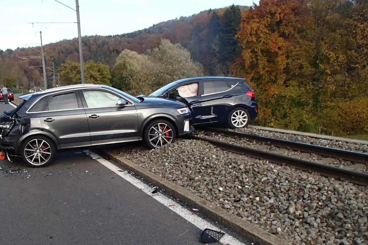 Rudolfstetten AG - Fahrzeuge landen bei Unfall auf Bahngeleise