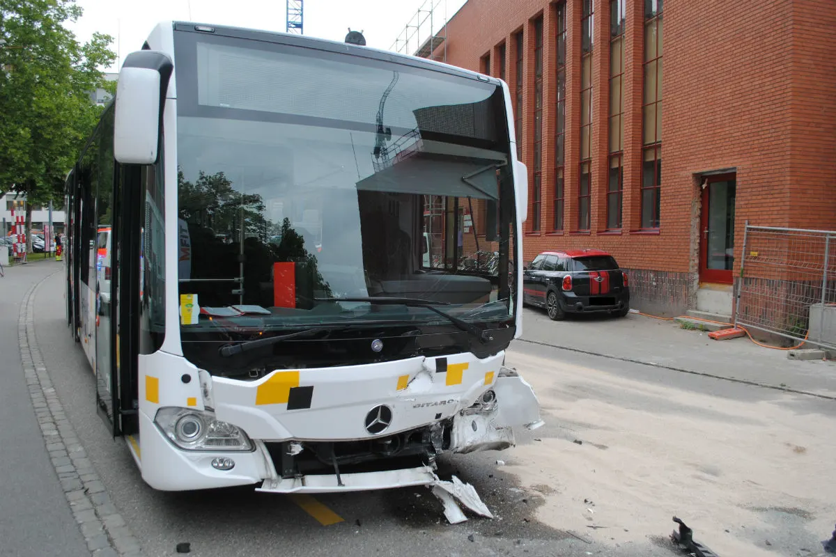 Stadt Schaffhausen SH - Frontalkollision zwischen Auto und Linienbus